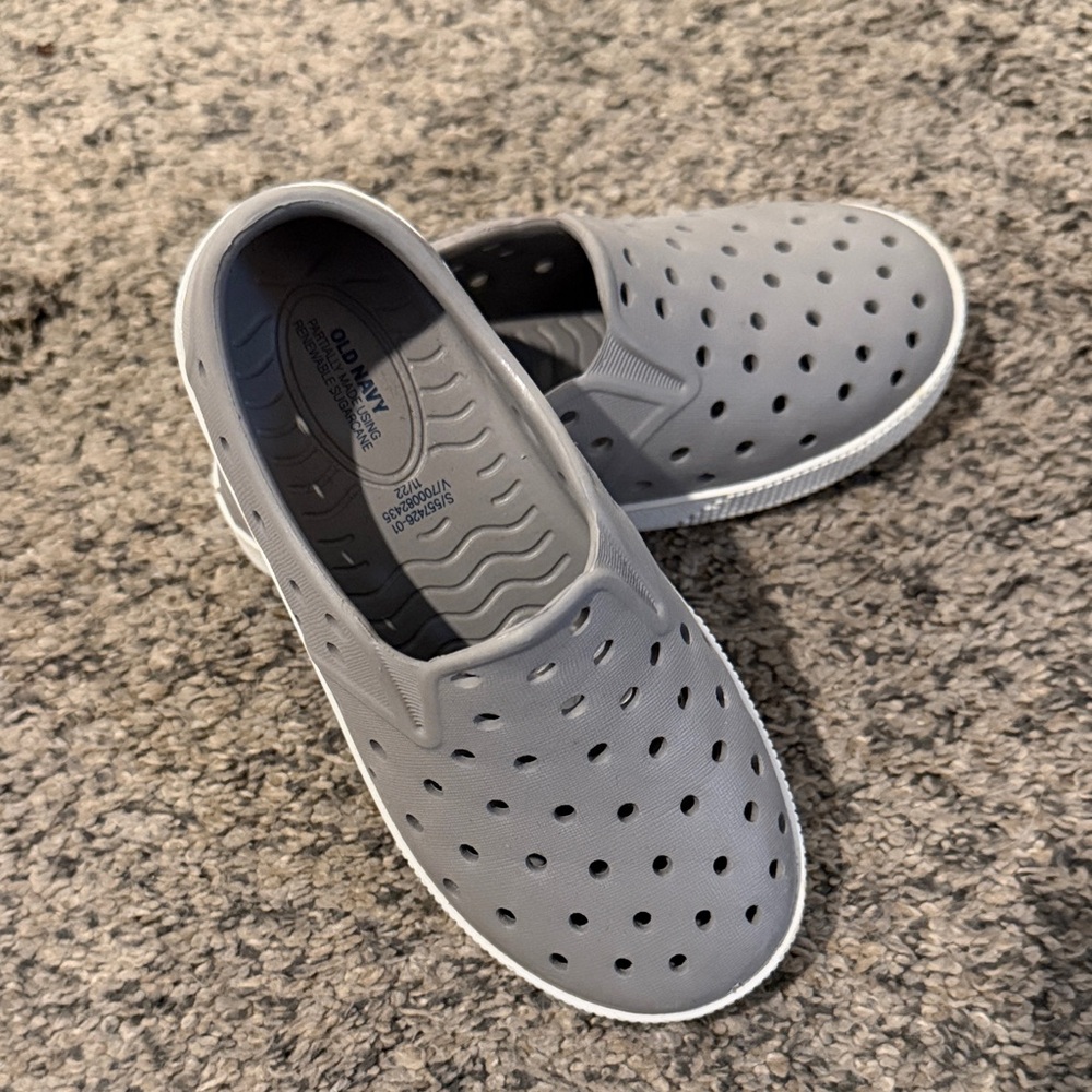 Old Navy Kids Light Gray Slip-On Water Shoes